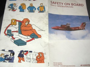 Niet alleen een zwemvest, maar ook een warme overlevingszak zit onder de vliegtuigstoel